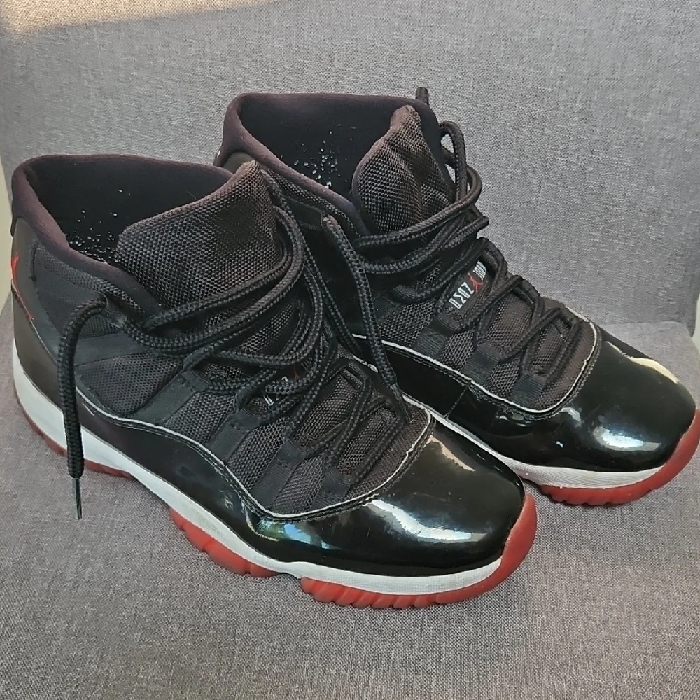 Air Jordan 11 retro Black and Red High-Top Sneakers. Men Size 9.5 - Picture 3 of 17